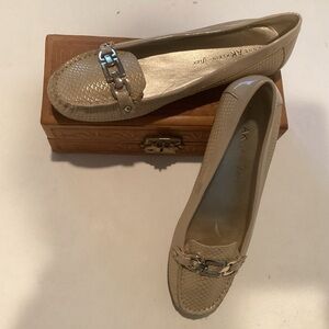 Anne Klein Iflex Faux Snakeskin Embossed Tan with Gold Highlights Flats 8.5 EUC